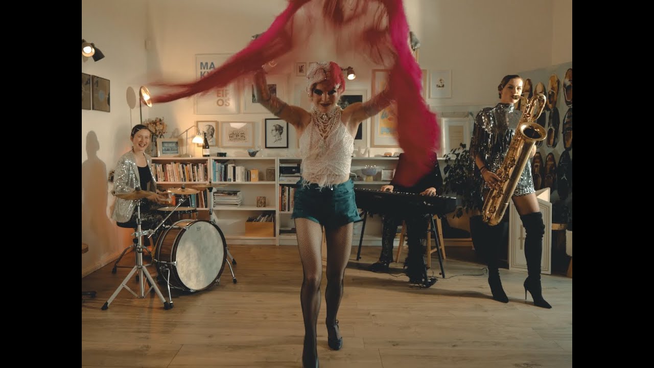 HOT SISTERS - SWINGIN' IN THE LIVIN' ROOM