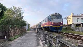 D19E-957 Kéo Tàu Se21 Qua Phía Nam Ga Đông Tác 16H42P 11-1-2026