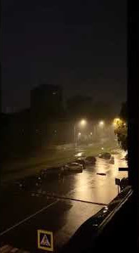 Story' slowed tiduran di jalan hujan malam hari 2020