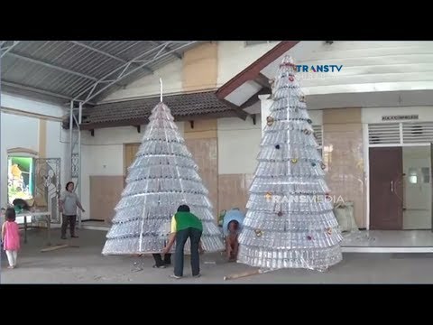 Jemaat Gereja Buat Pohon & Goa Natal dari Botol Plastik