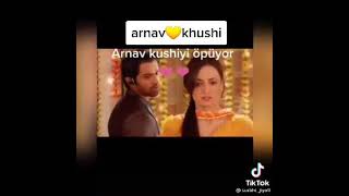 Arnav Khusiyi Öpüyor