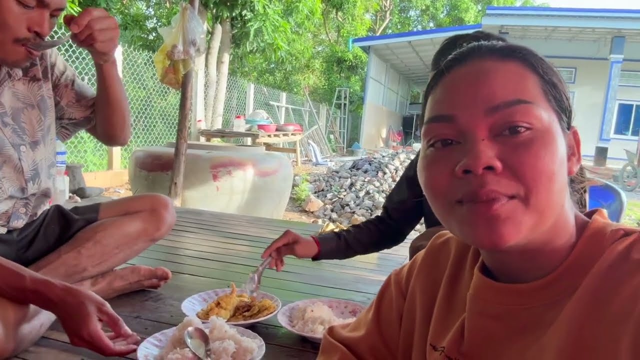 Bringing Homemade Num Ansom to Mom in Svay Brakab!