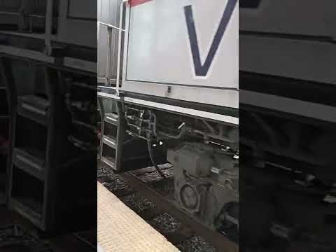 Videó: A Virginia Railway Express (VRE) elővárosi vonat DC-be