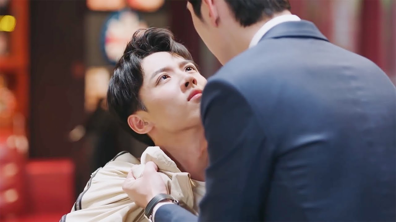 Властный генеральный директор наконец нашел его, схватил его одежду и поцеловал его!