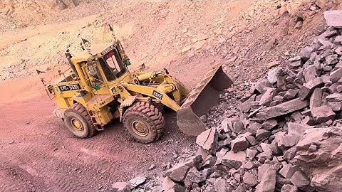 Catterpillar 966E Wheel loader Loading Rocks  powerfull Heavy equipemnt Action