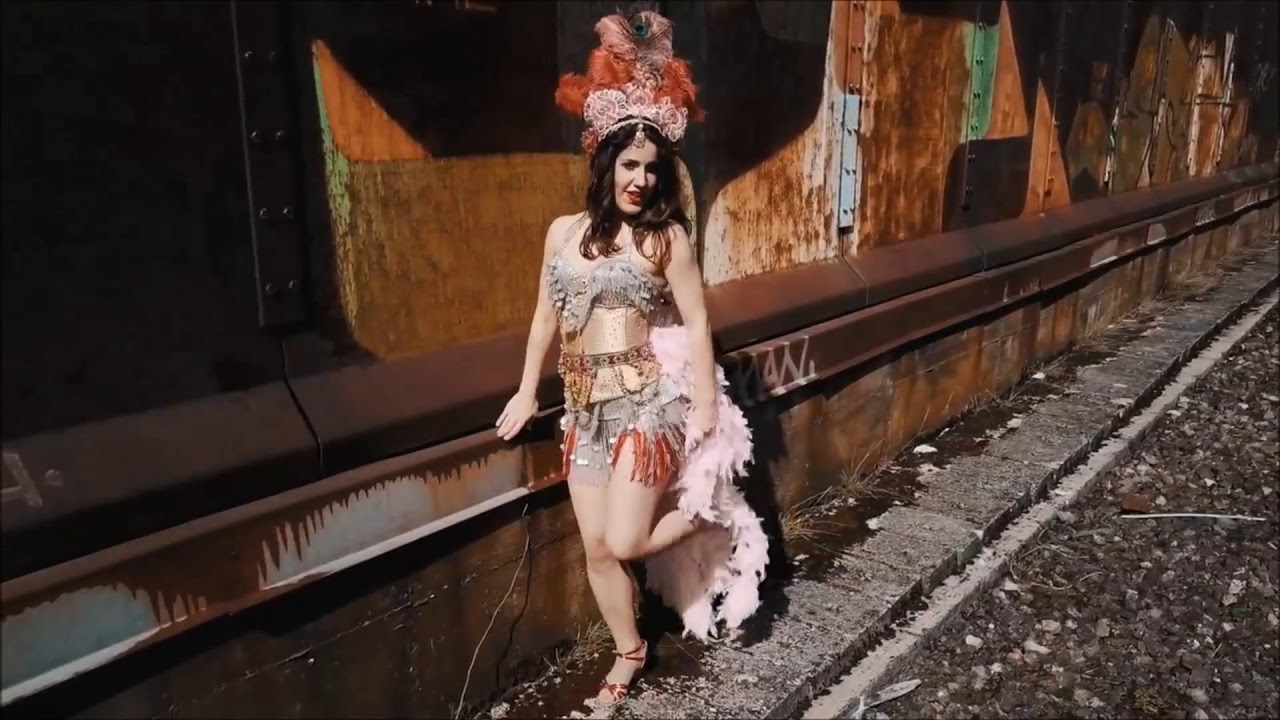 Bollywood Schönheit tanzt sinnlich in Kostüm Bollywood Schönheit tanzt sinnlich in Kostüm