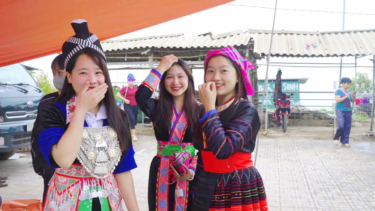 Khám phá Chợ Ngày Mưa, Gặp gỡ những cô gái H'Mông xinh đẹp trong làng, Theo chân những cô gái H'Mông