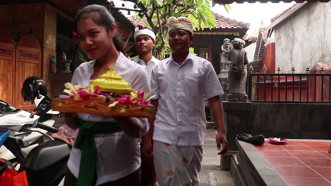 Cara Metanding Canang Sari dan Melantunkan Kidung