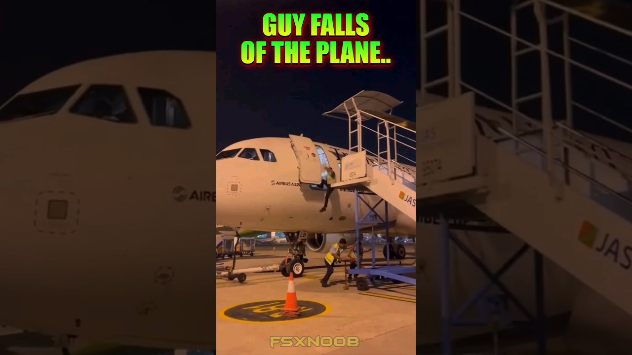 Сотрудник наземного обслуживания выпал из самолета 