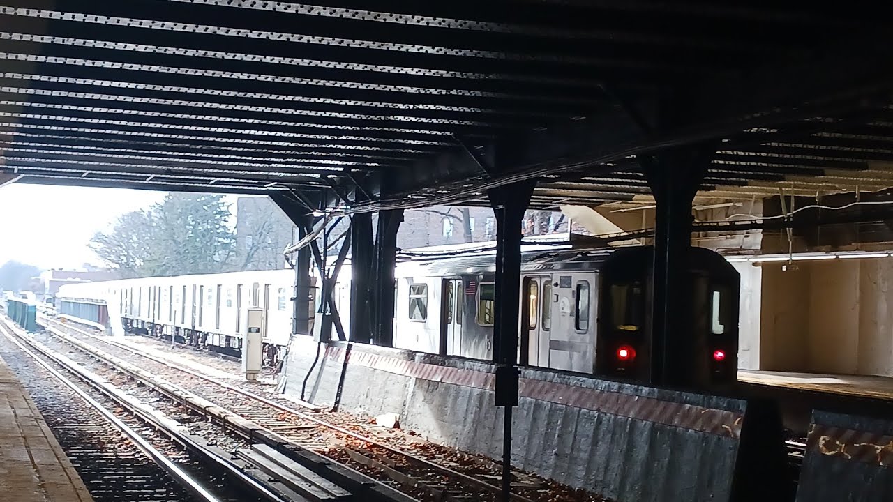 R142 on the Dyre Ave Express Track