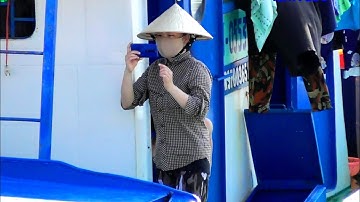 Chị gái đi sà lan lần đầu vượt cống kênh cụt. Quá bất ngờ, thấy cảnh