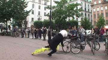 A bicycle helmet with an airbag. Hövding live inflation.