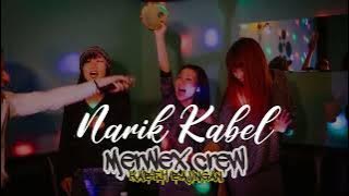 merwek crew narik kabel.