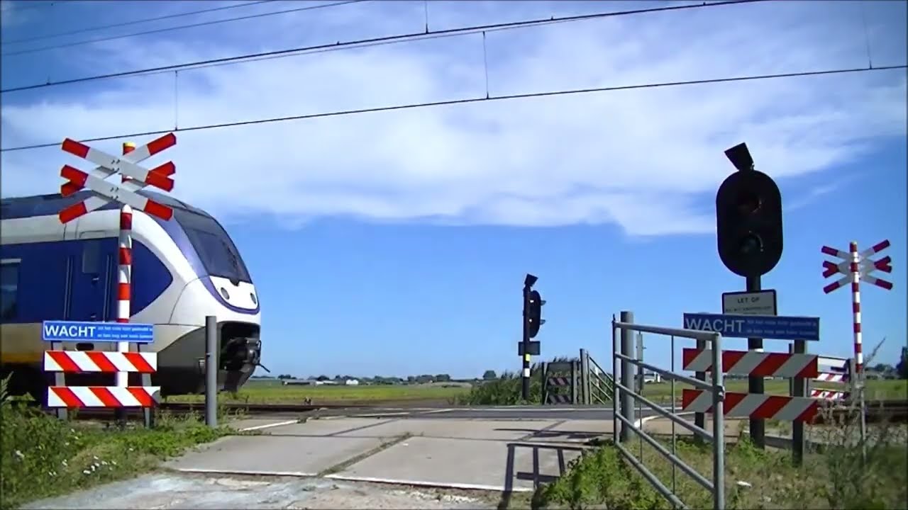 Spoorwegovergang Lisse // Dutch railroad crossing