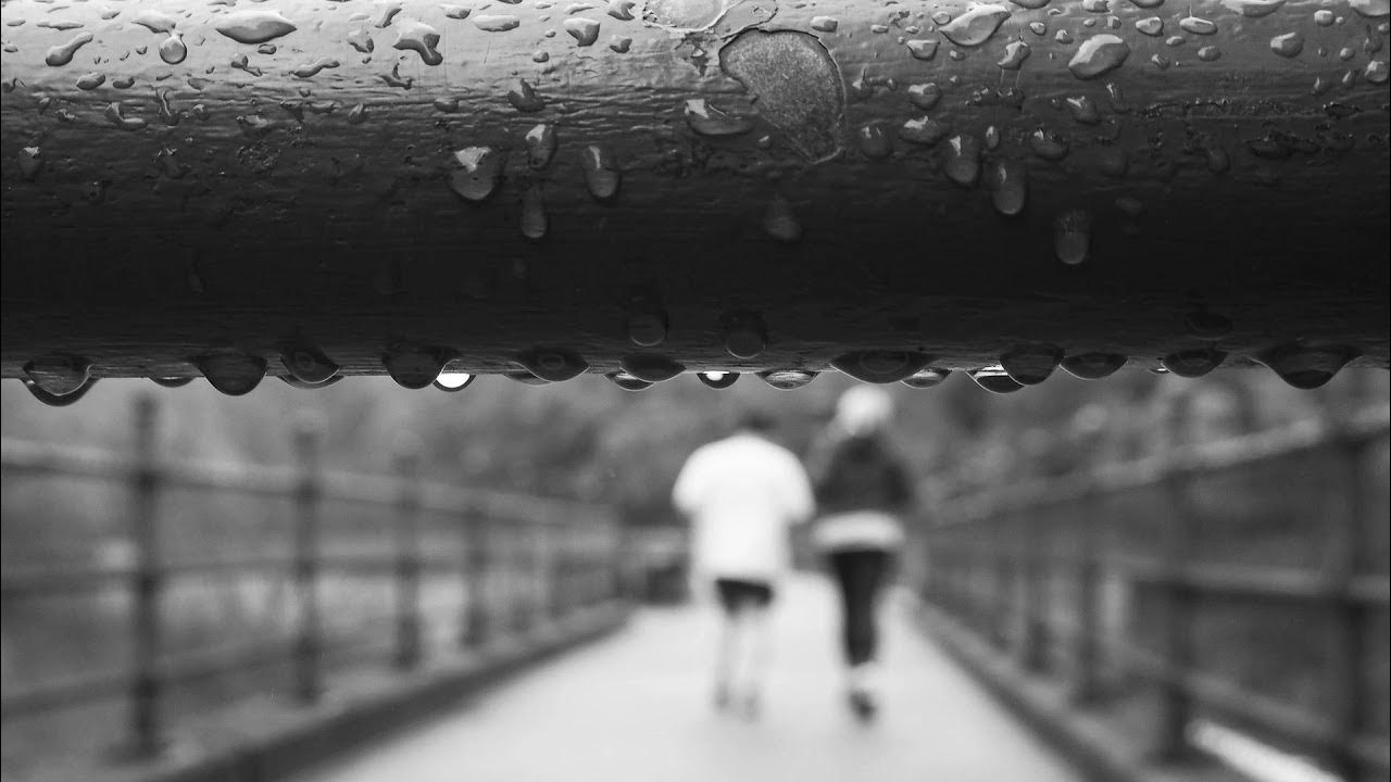 Капли на окне. Дождливая среда. Капли дождя на зеленом фоне. Дождь на зеленом фоне. Зеленый дождь это.