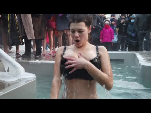 2022 девушки красотки. Russian women bathe in cold water. Крещение 2022 видео девушки. Крещение 2022 видео девушки. Крещение 2022 видео девушки.