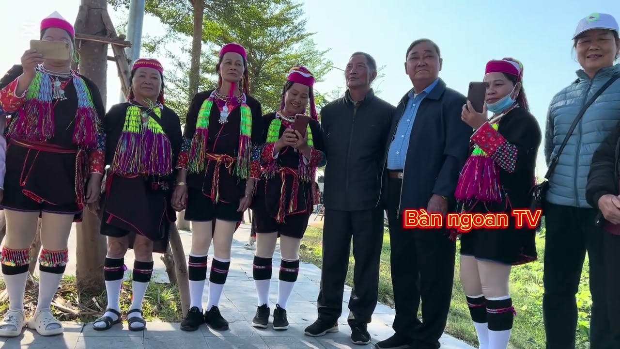 ngày 30 tháng 11, 2024 hát tiếng dao thanh y anh chị em ở Bắc giang đi đến sân bay vân đồn