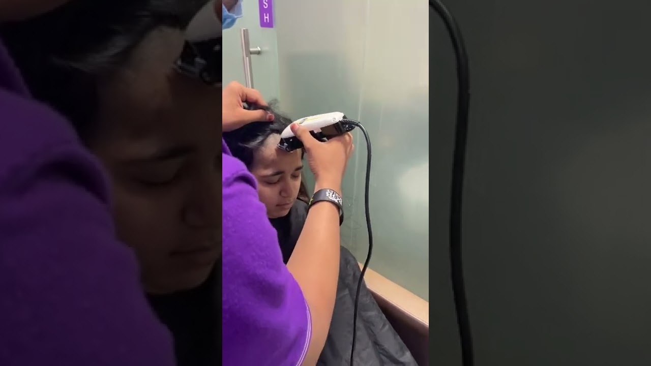 Headshave women for cancer patients