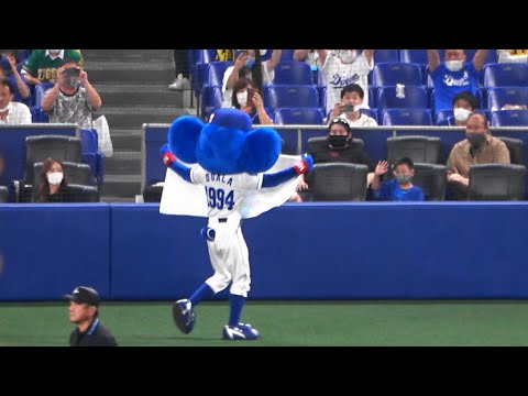2021.06.22 高い席の人に「ドアラの念！！バスタオル」を買わせようとするドアラ。