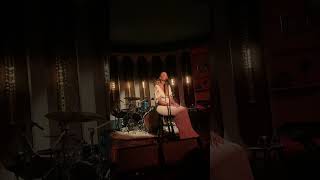 Alice Smith live at the Peppermint Club in Los Angeles singing a new/ unreleased song. 