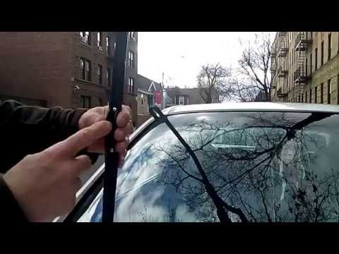 Video: Hvordan fjerner man viskerbladene på en Hyundai Accent?
