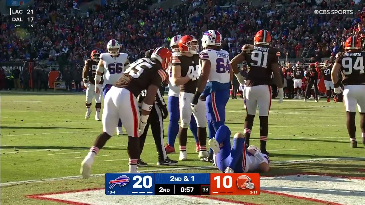 Myles scrambling for his life to try to get that record-tying sack 😂