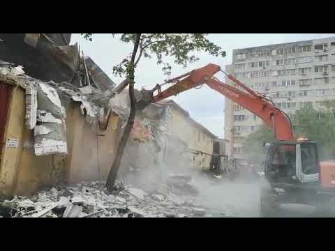 Primăria Sectorului 6 continuă demolarea Complexului Geo Center