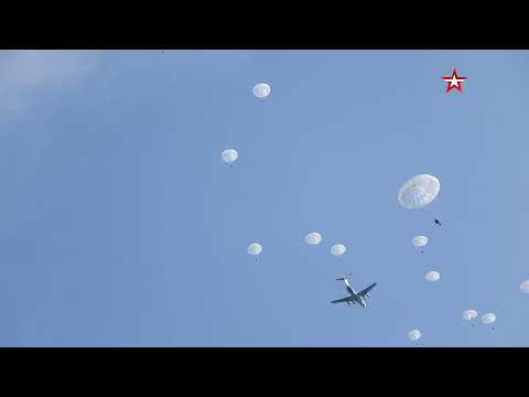 Более 1200 военных ВДВ десантировались с высоты 600 метров на парашютах под Псковом