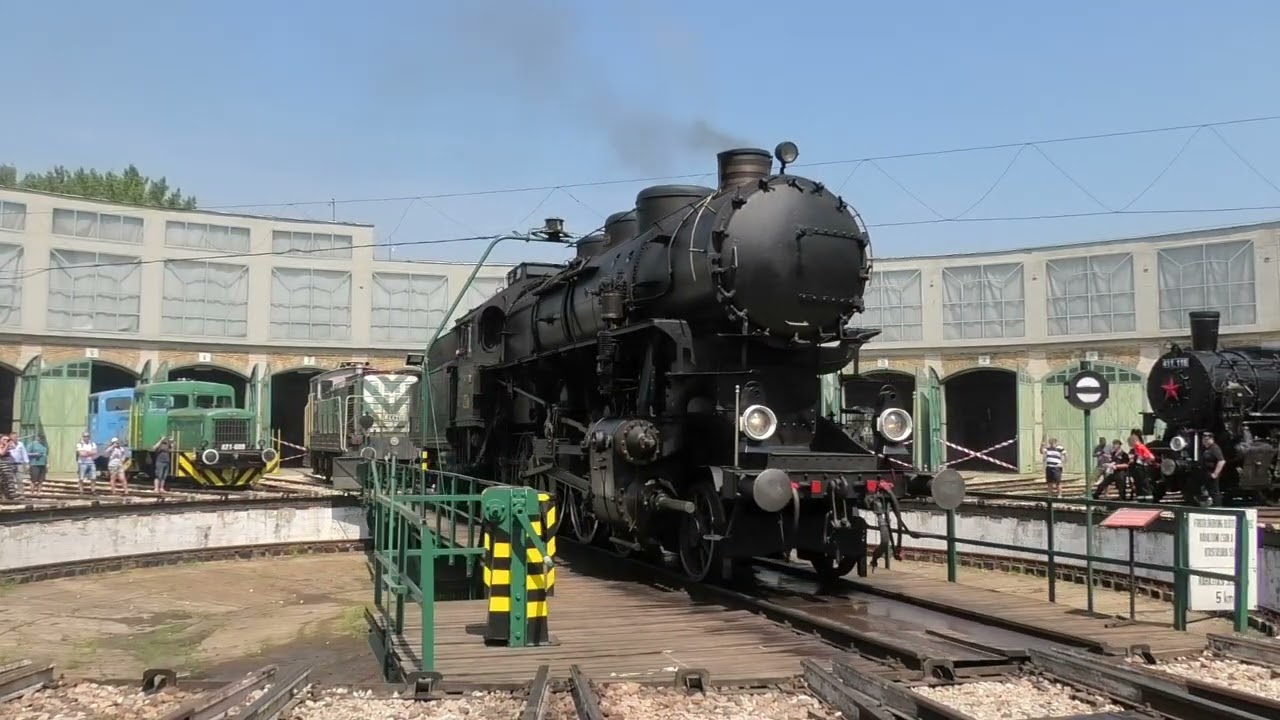 424-009 gőzmozdony a fordítókorongon