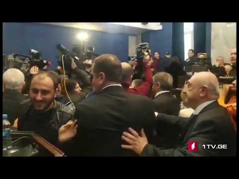 ხმაური პარლამენტის იურიდიულ კომიტეტზე