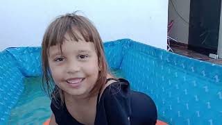 Sophia Kids Toda Linda De Biquíne Tomando Banho De Piscina. Brincando De Pular Na Boia.