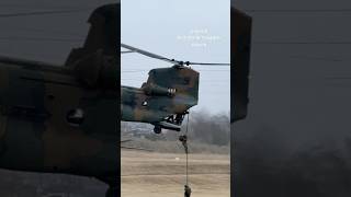 CH-47輸送ヘリ ファストロープでの降機、迅速な陣地構築 ロボット犬も登場