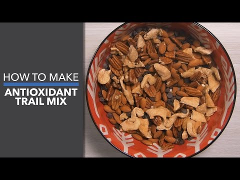 How to Make Antioxidant Trail Mix