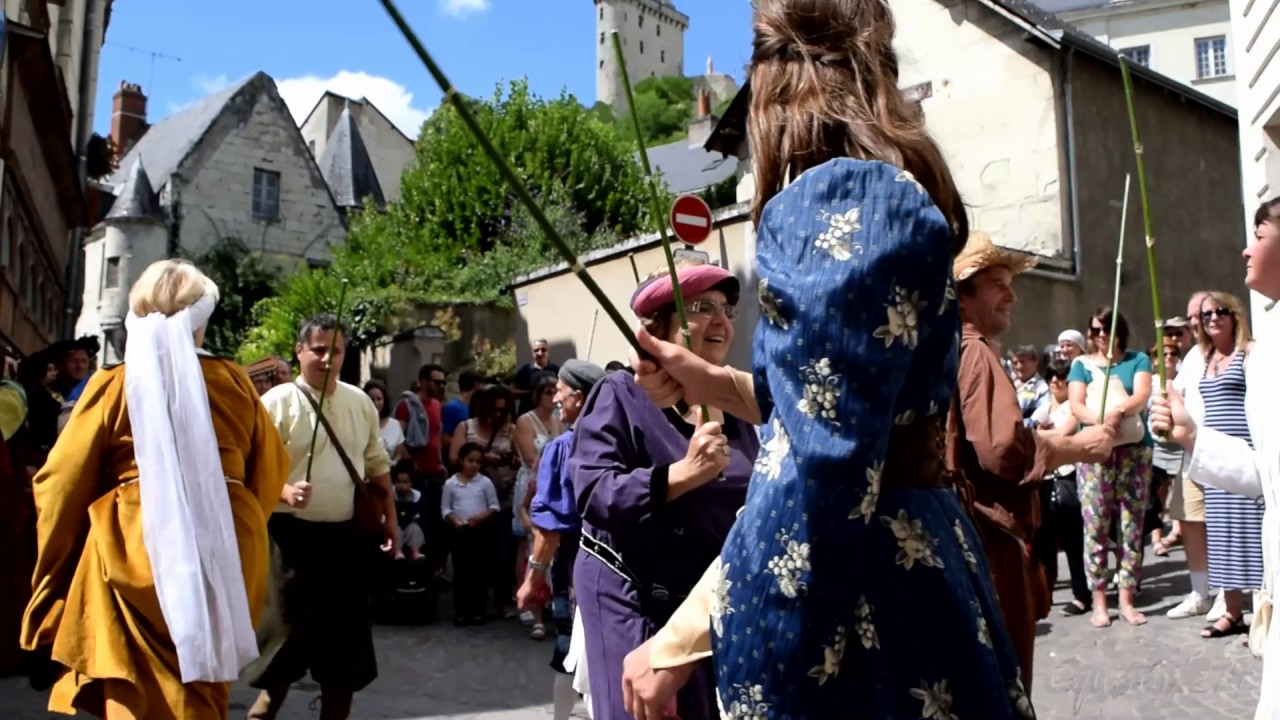 Danses anciennes Marché Médiéval Chinon  avec les Fleurets Cardinaux de Richelieu