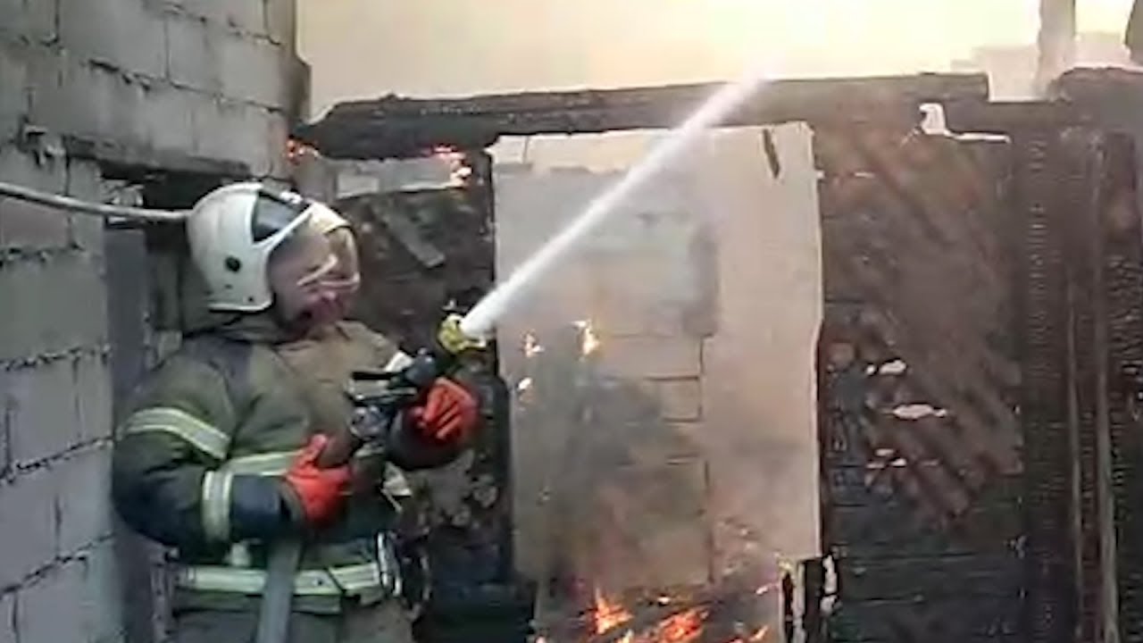 Пожарные тушат машину