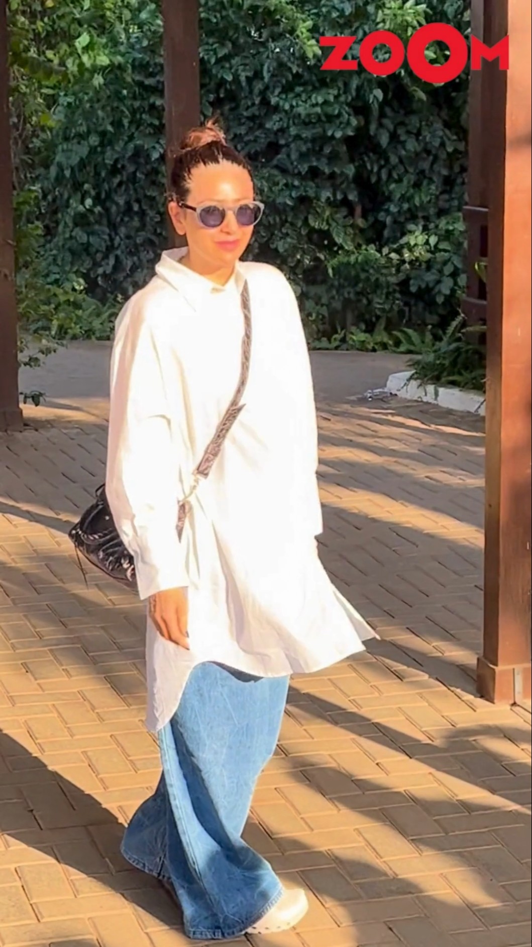 Karisma Kapoor LOOKS STYLISH while posing for the paps at Randhir Kapoor's Birthday bash #shorts