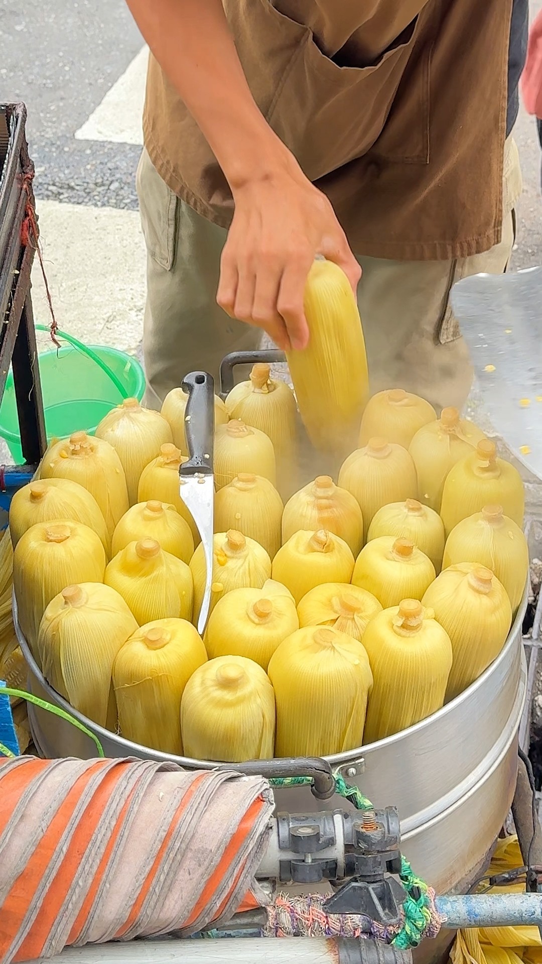 Only $0.6! Perfect Corn Peeling Skills