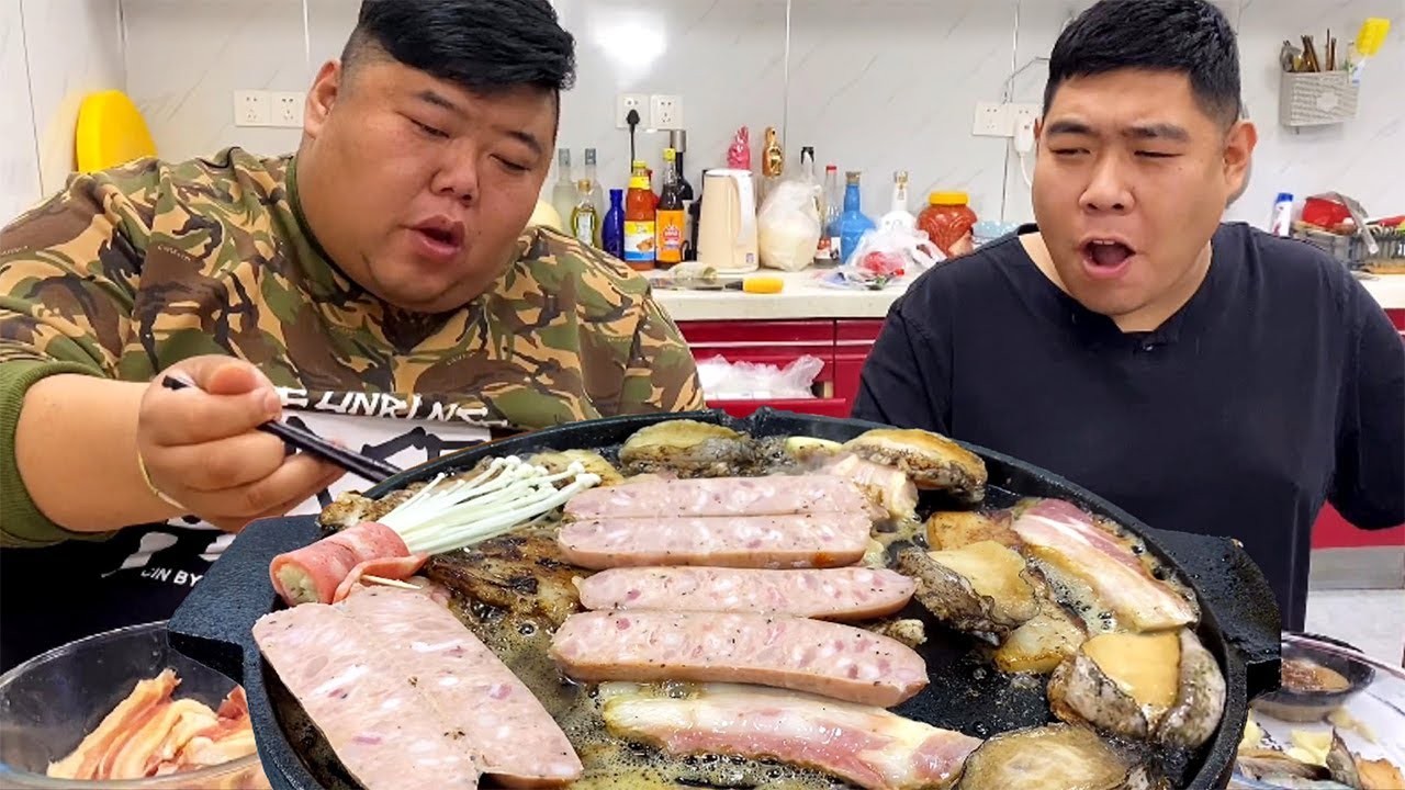 Брат Хоу готовит дома шашлык, а на столе полно морского ушка, говядины и свинины.