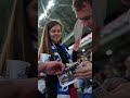 Если ты сядешь на это место — получишь футболку 🎁
