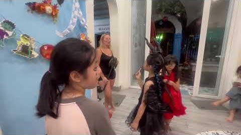Tiếng Anh Giao Tiếp Phan Thiết: Candy, Melanin and Miki practice talking about Halloween