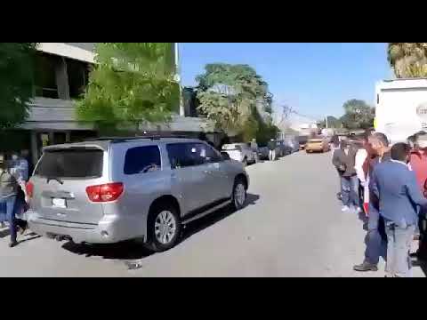 En Durango apedrean camioneta de Mario Delgado, dirigente de Morena y le gritan corrupto.