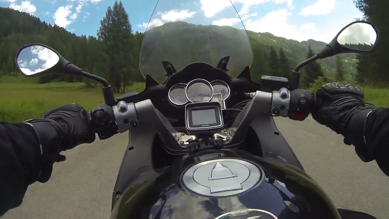 Moto Guzzi Norge. Quattro curve su una splendida strada delle Dolomiti