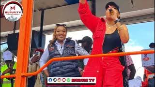 BABY TOP KISSING WAITHAKA WA JANE ON STAGE AND DANCING WITH KUFAI