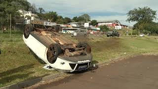 Motorista perdeu o controle de um Ford Focus e capotou...