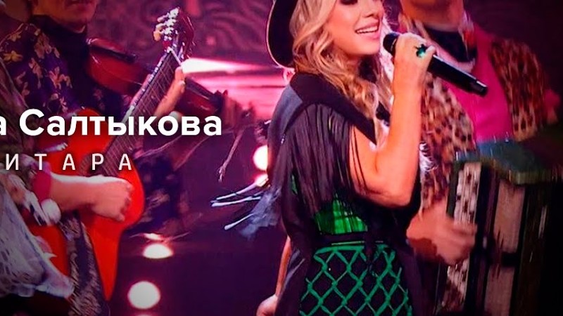 Мен кемпірді ит стиліндегі позицияға қойдым және оны есекке ұрдым.