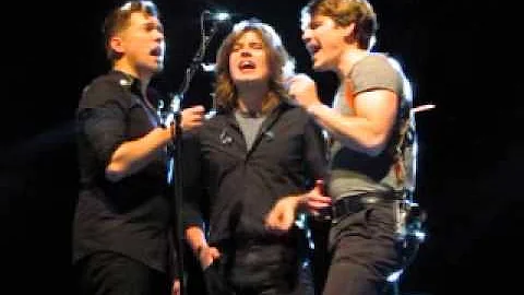 Hanson @ 013 12/10/2013 Too Much Heaven (Beegees Cover)