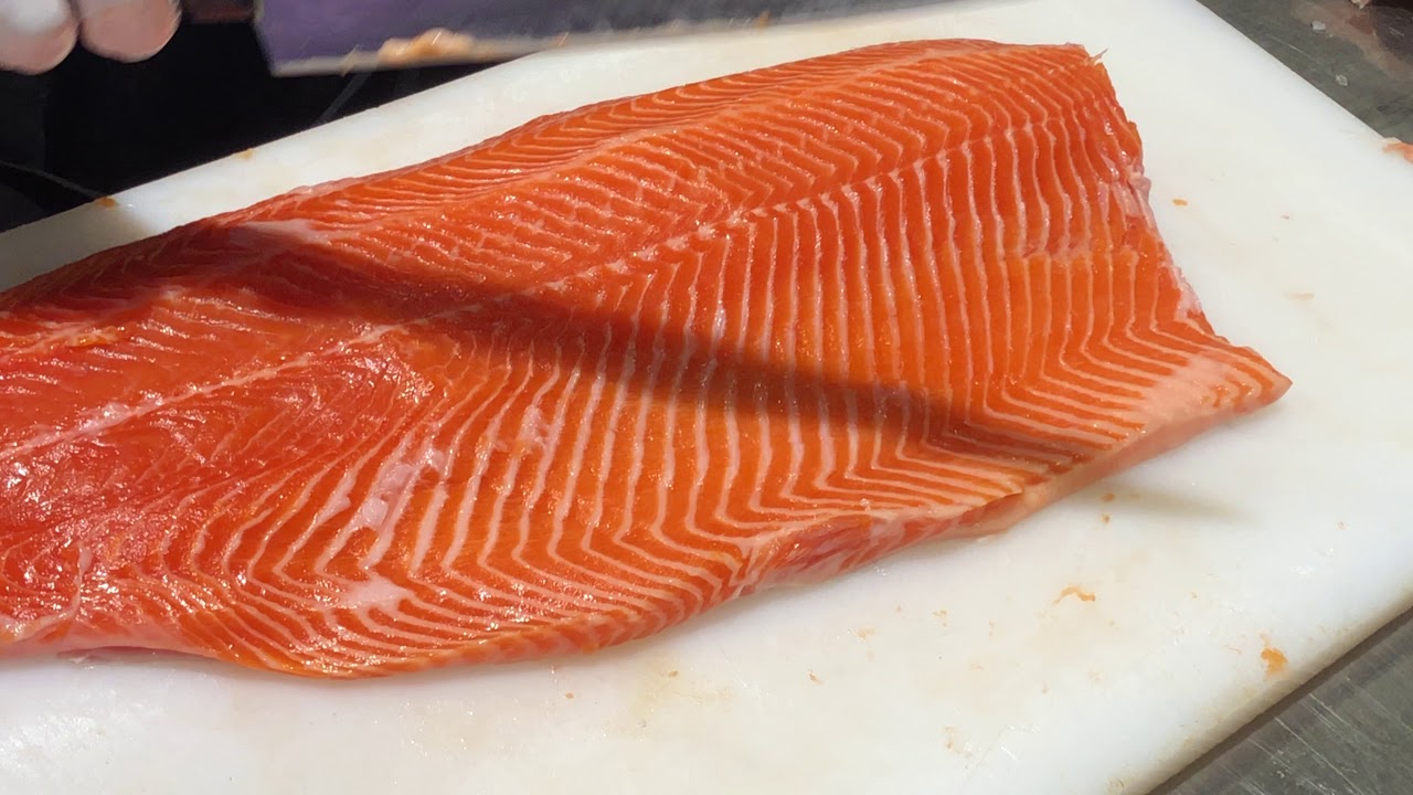Thai technique How to skill cutting Salmon HD การแล่ปลาแซลมอนเทร้าสดๆ วิธีแล่ปลาแซลมอนนอร์เวย์ HD