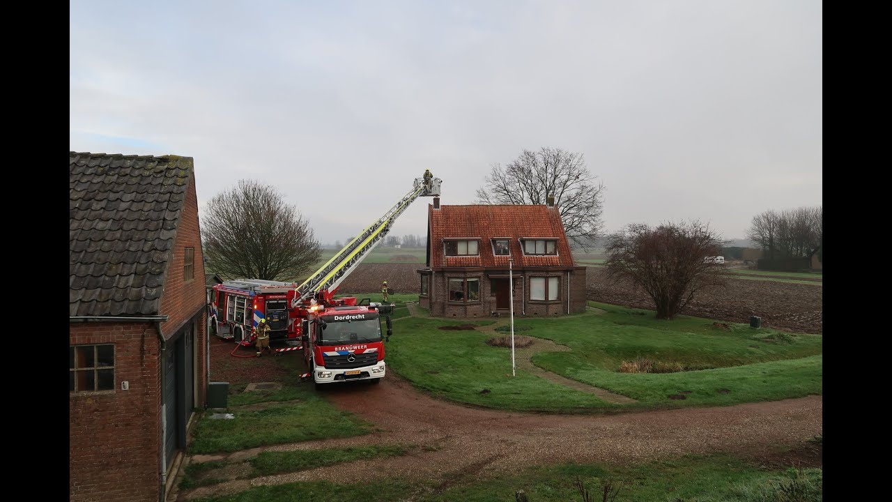 Kleine dakbrand woning Molendijk Puttershoek