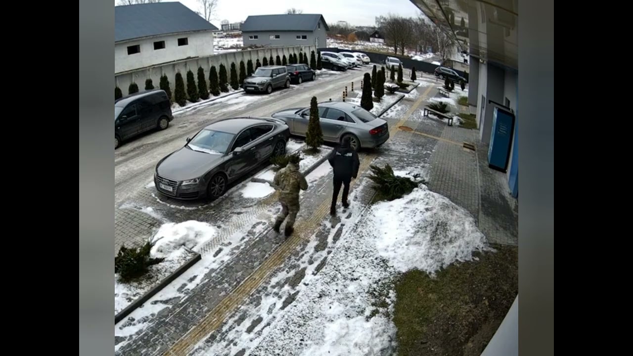 Львів пацани залили перцем тцкунів біля обласного тцк!!!