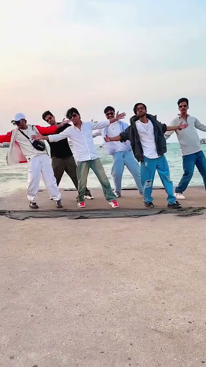 SRK pose with The Boys ♥️